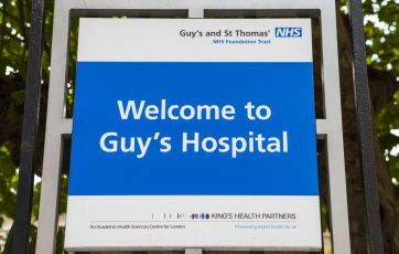 Ministers set to offer NHS staff 6.5% rise | Guardian